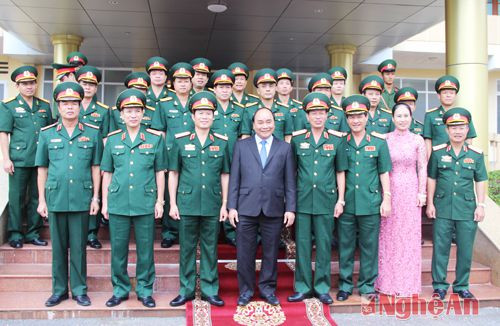 Đồng chí Phó Thủ tướng Nguyễn Xuân Phúc chụp ảnh lưu niệm với tập thể lãnh đạo Quân khu 4.