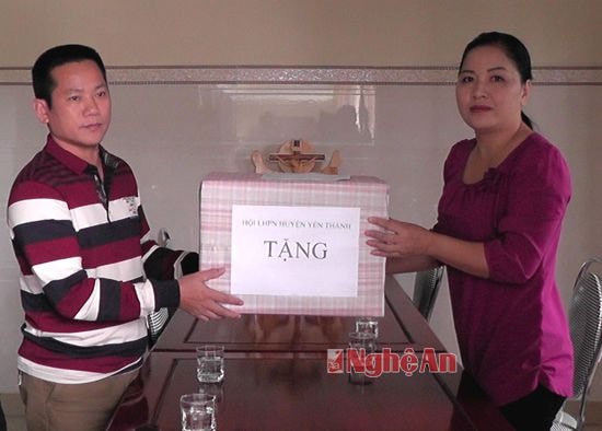  Chủ tịch Hội phụ nữ Yên Thành trao quà cho Mái ấm Thiện Tâm.
