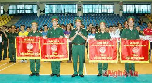 Trung tướng Võ Văn Việt – Chính ủy Quân khu trao giải nhất, nhì, ba toàn đoàn cho các đội tuyệt đạt giải.