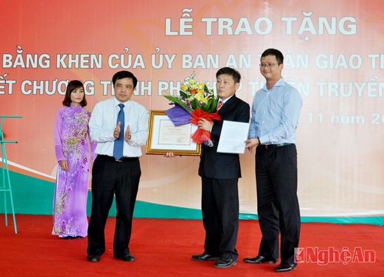 UBND tỉnh Nghệ An trao bằng khen cho Công ty TNHH Định Nhàn