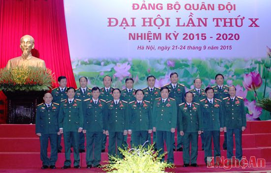 Đoàn đại biểu Đảng bộ Quân khu 4 dự Đại hội Đảng bộ Quân đội lần thứ X chụp ảnh lưu niệm  với Thường vụ Quân ủy Trung ương. Ảnh: Hồ Việt