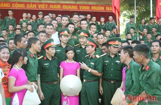 Trung tướng Võ Văn Việt, Bí thư Đảng ủy, Chính ủy Quân khu, động viên bộ đội, diễn viên, sinh viên luyện tập màn sử thi chào mừng kỷ niệm 70 năm Ngày truyền thống LLVT  Quân khu 4. Ảnh: Hồ Việt