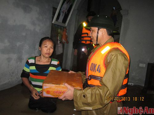 Đại tá Hà Tân Tiến trao hàng cứu trợ cho bà con vùng lũ Hoàng Mai, tháng 10/2013. Ảnh: n.K