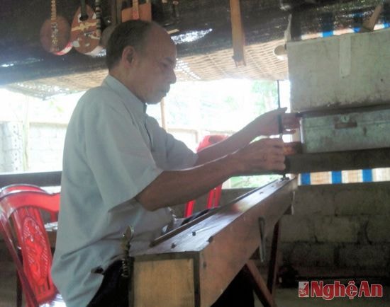 Nghệ nhân Trương Sông Hương với cây đàn bầu.