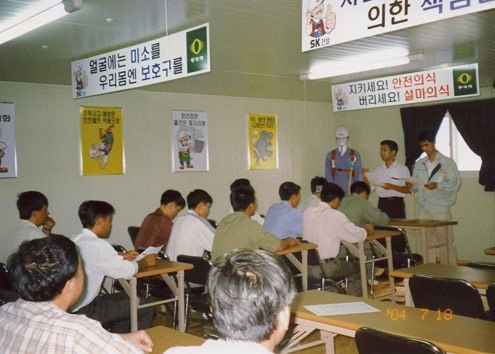 Lao động Việt Nam học về an toàn lao động tại Hàn Quốc. Ảnh: CTV.