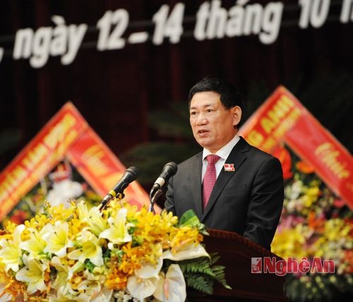 Đồng chí Bí thư Tỉnh uỷ Hồ Đức Phớc thông báo kết quả họp Ban Chấp hành Đảng bộ tỉnh khoá XVIII với Đại hội.  