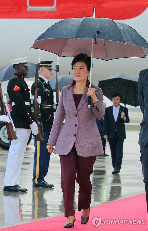 Tổng thống Hàn Quốc Park Geun-hye đến sân bay quân sự Andrews tại Washington hôm 13/10, chuẩn bị cho các đàm phán cấp cao với Tổng thống Mỹ Barack Obama vào ngày 16/10 tới. Ảnh: Yonhap.