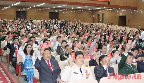 Đại hội biểu quyết thông qua danh sách dự kiến các đại biểu dự Đại hội lần thứ XII của Đảng.