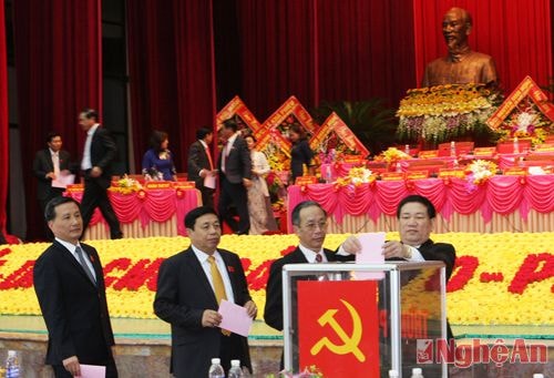 Các đồng chí trong Đoàn Chủ tịch bỏ phiếu bầu đại biểu dự Đại hội Đảng toàn quốc. 