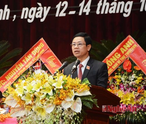 Đồng chí Nguyễn Xuân Sơn - Phó Bí thư Tỉnh uỷ, Phó Chủ tịch HĐND tỉnh trình bày báo cáo tổng hợp ý kiến tham gia vào dự thảo các Văn kiện Đại hội lần thứ XII của Đảng.