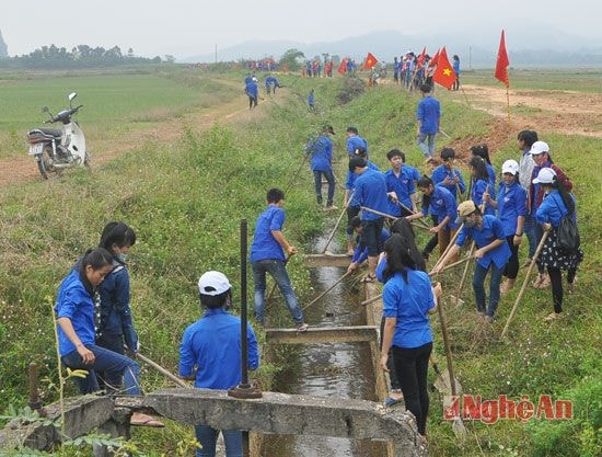 Học sinh THPT Tân Kỳ 1  tham gia nạp vét, khơi thông các tuyến kênh mương