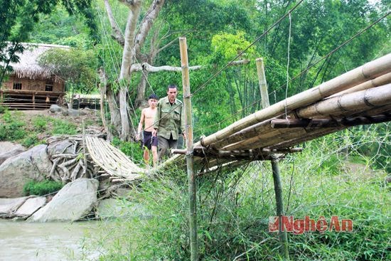 Cây cầu tre treo cáp qua khe Kiền