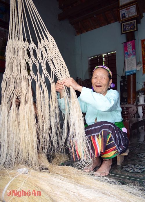 Không biết tự bao giờ người Thổ có nghề đan võng gai, chỉ biết từ lúc lên 6, lên 7 tôi đã biết ngồi se sợi. Để làm được một chiếc võng, đòi hỏi người đan phải kiên trì, tỉ mĩ và khéo léo... Bà Trương Thị Hài cho biết