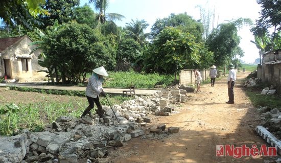 Người dân xóm Tân Thắng (xã Đồng Hợp, Quỳ Hợp) hiến đất và tường rào  làm đường giao thông nông thôn mới. Ảnh: Nguyễn Đình Hiền