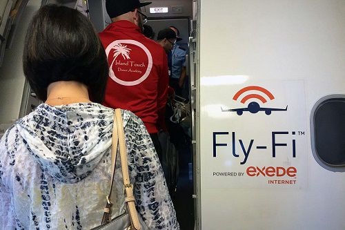 Hành khách đặt chân lên chuyến bay được phủ sóng Fly-fi của hãng hàng không JetBlue. Ảnh: Skift.