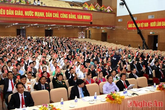 Các đại biểu biểu quyết thông qua Nghị quyết Đại hội. Ảnh: Sỹ Minh