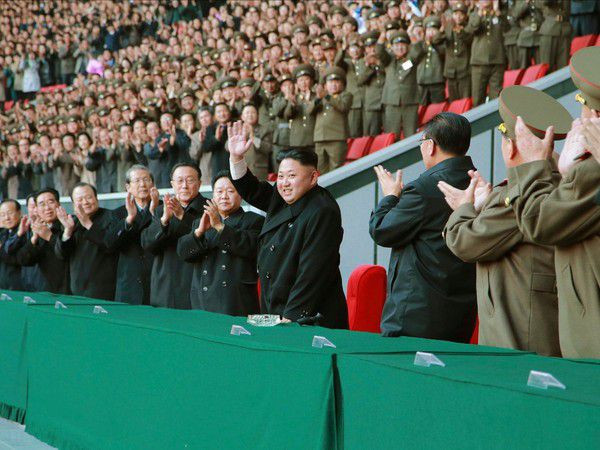 Nhà lãnh đạo Triều Tiên Kim Jong Un (giữa), người con trai út của cố Chủ tịch Triều Tiên Kim Jong Il đã ra lệnh cải tạo SVĐ May Day thành sân vận động có sức chứa lớn nhất thế giới hồi tháng 9/2013.