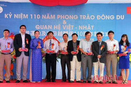 Đồng chí Đinh Thị Lệ Thanh tặng kỷ niệm chương cho các đơn vị tham gia
