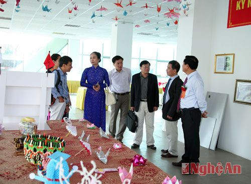 Các đại biểu tham gia gian trưng bày văn hóa Việt - Nhật