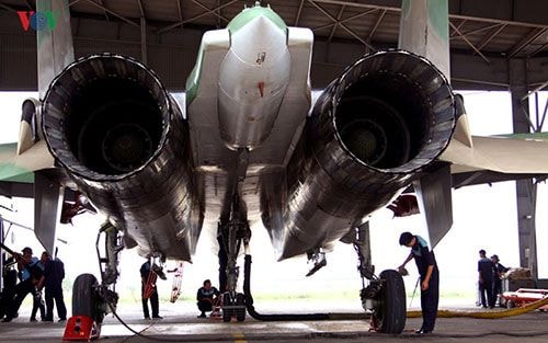 Để bảo đảm cho các chiến đấu cơ SU-30MK2 có chất lượng tốt nhất phục vụ nhiệm vụ huấn luyện và sẵn sàng chiến đấu, công tác bảo đảm kỹ thuật cho loại máy bay này rất được chú trọng. Trong ảnh: Các chuyên gia ngành kỹ thuật hàng không tập trung chuẩn bị máy bay phục vụ nhiệm vụ huấn luyện.