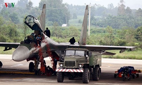 Xe đặc chủng phục vụ công tác chuẩn bị bay của SU-30MK2.