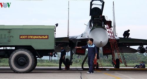 Tra nạp khí nén cho SU-30MK2 trước ban bay.