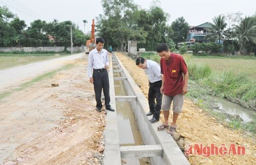 Lãnh đạo huyện Đô Lương kiểm tra chương trình kiên cố hóa kênh mương ở xã Thịnh Sơn