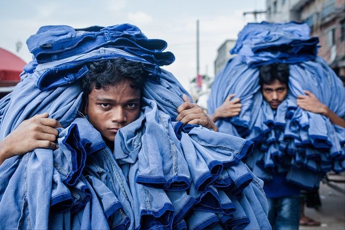 Khoảnh khắc lúc 13h của “Những người công nhân” ở đất nước Bangladesh được ghi lại qua ống kính của Mushfiqul Alam.