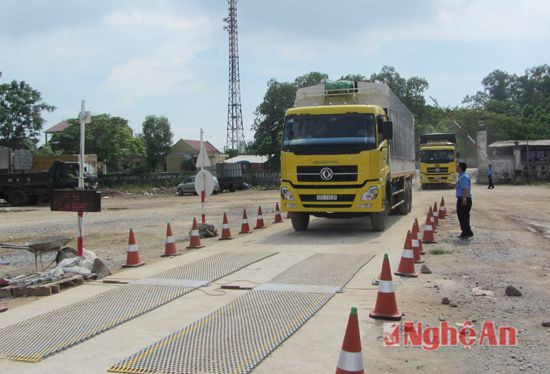 Kiểm tra phương tiện tại Trạm kiểm tra tải trọng xe lưu động trên địa bàn Nghệ An (Trạm cân số 15)