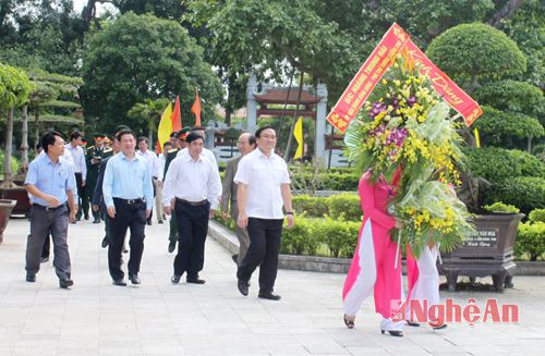 Đoàn đến dâng hương, dâng hoa tại Khu di tích Kim Liên 