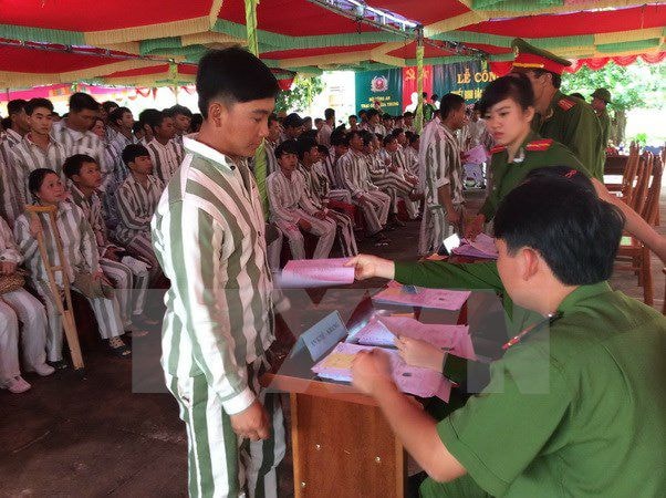 Giám thị Trại giam Gia Trung (Bộ Công an) trên địa bàn tỉnh Gia Lai làm thủ tục trao Quyết định đặc xá của Chủ tịch nước cho phạm nhân được đặc xá năm 2015. (Ảnh: Hoài Nam/TTXVN).