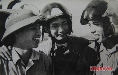 Sỹ quan phi công Đinh Tôn (ngoài cùng bên phải), huyền thoại của bầu trời trong những năm kháng chiến chống Mỹ
