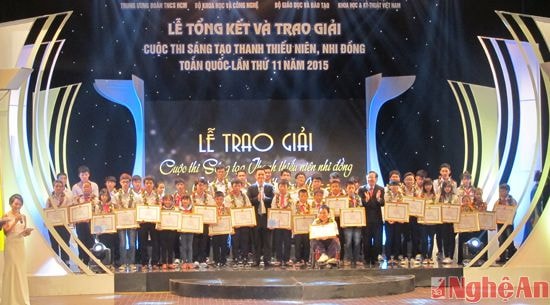 Ban tổ chức trao thưởng cho các tác giả xuất sắc