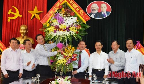 Thường trực Tỉnh ủy tặng hoa chúc mừng Uỷ ban Kiểm tra Tỉnh ủy