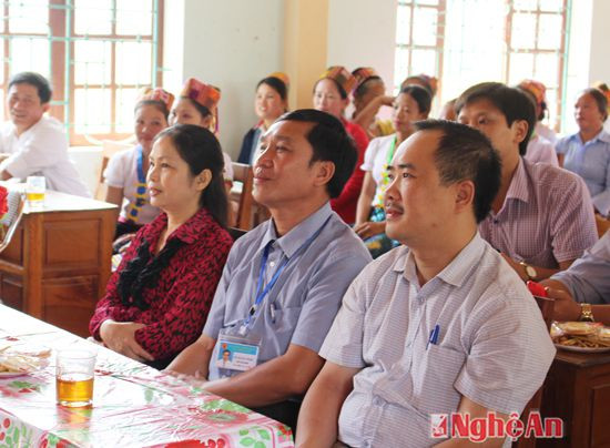 Đồng chí Hồ Thị Ngân, PhóT Tổng biên tập Báo Nghệ An dự chung vui với chị em