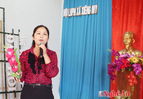 Đồng chí Hồ Thị Ngân, Phó Tổng biên tập giao lưu với chị em xã Xiêng My bằng các tiết mục văn nghệ