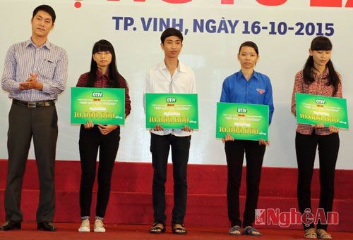 Đại diện các doanh nghiệp trao học bổng cho các sinh viên