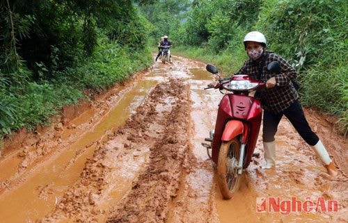 Đường vào Thung Khạng, bốn mùa đều ngập trong lầy lội. 