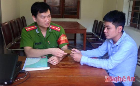 Công an huyện Đô Lương trao trả tiền cho người bị đánh rơi