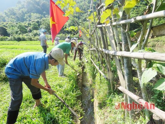 Bà con Kỳ Sơn nạo vét kênh mương nội đồng