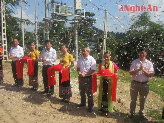 Các đại biểu thực hiện nghi thức đóng điện