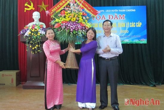 Lãnh đạo huyện Thanh Chương tặng hoa chúc mừng 