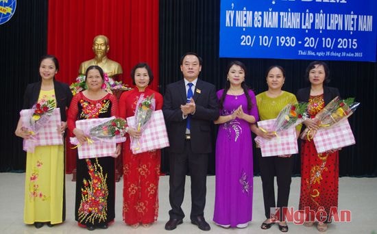 Lãnh đạo Thị xã Thái Hòa tặng quà cho các đồng chí lãnh đạo, cán bộ chuyên trách Hội LHPN qua các thời kỳ