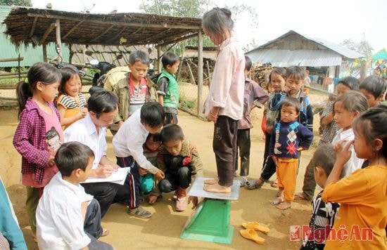 Cân đo kiểm tra sức khỏe cho học sinh.