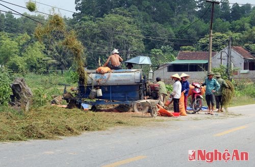 Nhiều hộ dân đặt máy tuốt lúa bên vỉa hè để thuận tiện việc phơi rơm trên lòng đường.