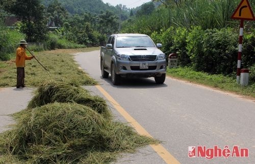 Hầu hết các phương tiện tham gia giao thông ở những vị trí này đều phải đi sang phần đường của các phương tiện ngược chiều.