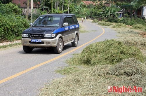 Phương tiện của các cơ quan chức năng cũng gặp khó khăn khi qua đoạn đường này.