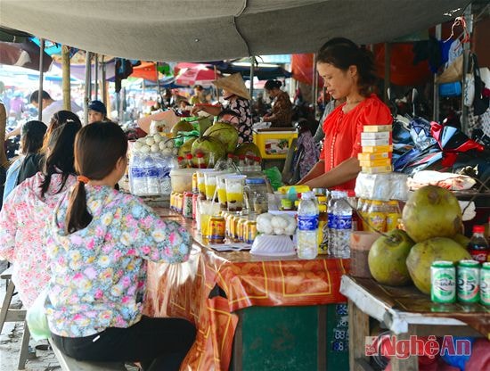 Hàng giải khát, chè thập cẩm - điểm ghé chân ưa thích của các cô, các chị mỗi lần mua sắm ở chợ Vinh.