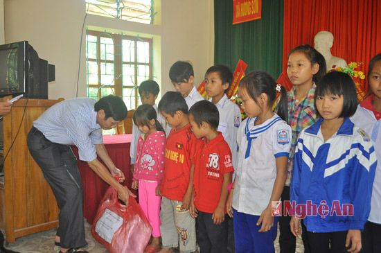 Đại diện Đảng ủy khối Doanh nghiệp tỉnh trao quà cho các em học sinh nghèo