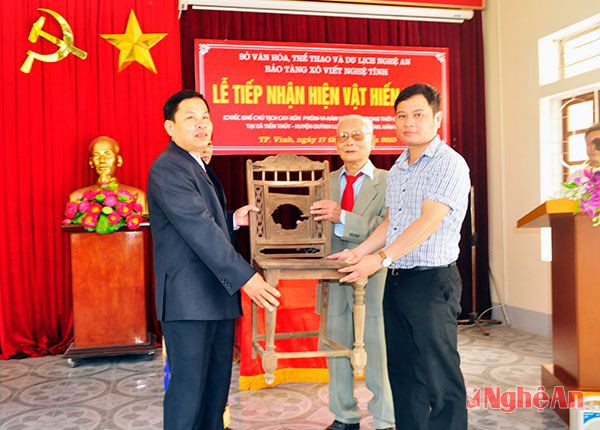 Đại diện gia đình bà Trương Thị Yến (bên phải) trao tặng chiếc ghế cho Bảo tàng Xô Viết Nghệ Tĩnh.